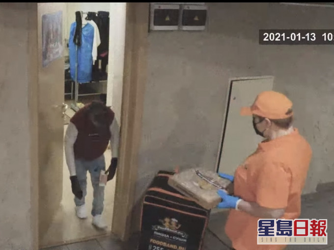 外送员被吓至退后一步。影片截图