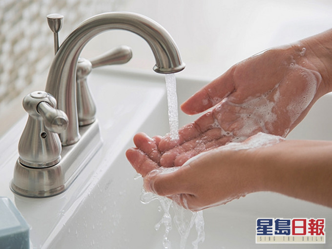 过经常洗手,或使用酒精搓手液太频密,反而有机会引发主妇手及湿疹。网图