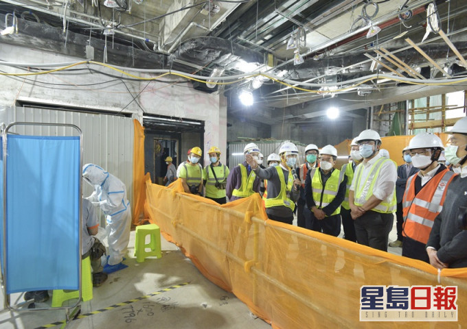 黃偉綸(右三)到訪啟德工地,了解建造業工人進行病毒檢測情況。政府新聞處圖片