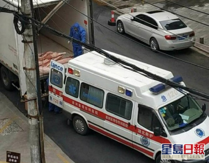 網民繼續踢爆武漢有社區用救護車、回收車運送居民食品。網圖