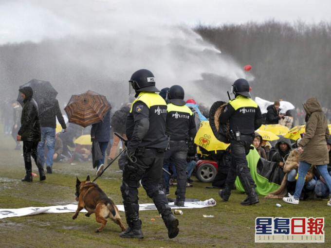 荷蘭有民眾在大選前夕上街抗議當局收緊防疫措施。AP圖片