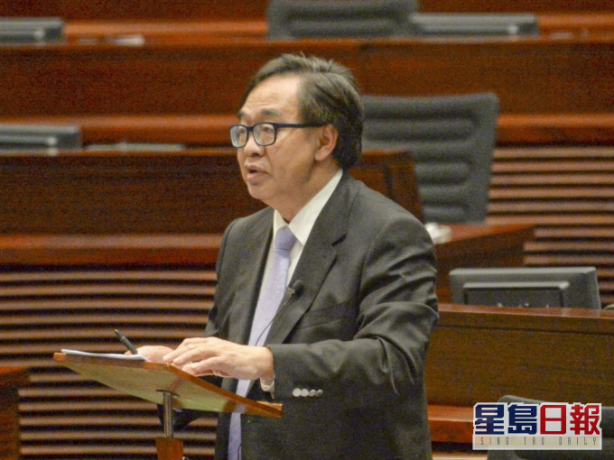 卢伟国认为推港版「健康码」可让市民在抗疫的常态下回复经济活动。资料图片