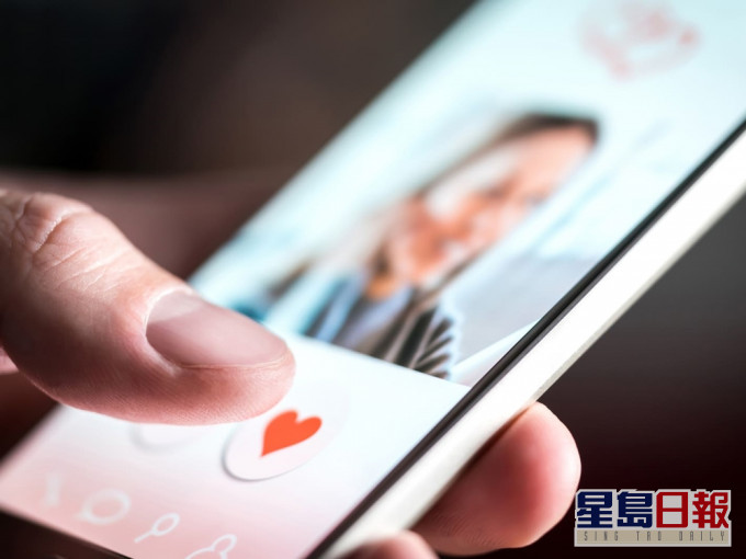 發現五旬男友父疑背妻玩交友App,港女苦惱應否告知男友。unsplash圖片(示意圖)