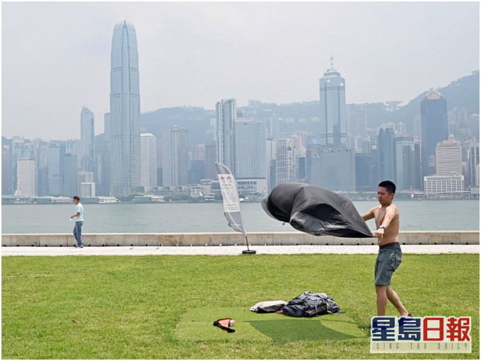 預測本港地區今日天氣炎熱,短暫時間有陽光,間中有驟雨及幾陣雷暴。資料圖片