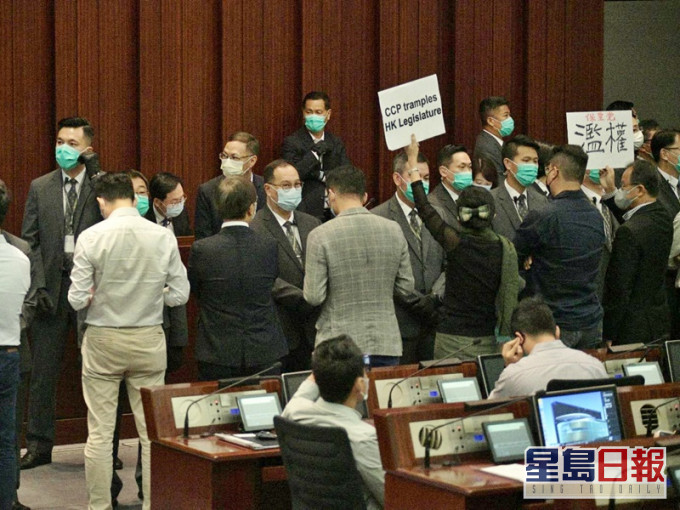 民主派议员举起写有「滥权」的标语。