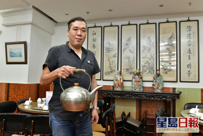 莲香楼最近由第四代传人颜汉彬接手,茶居恪守「水煲冲茶,水滚茶靓」的传统。