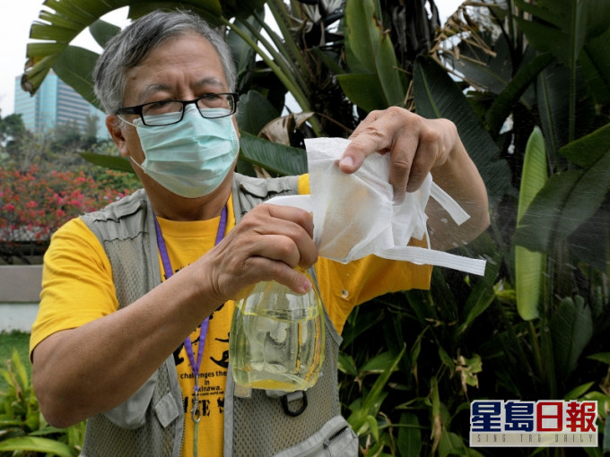 港大化學系博士鄺士山（K Kwong）以人手測試口罩。