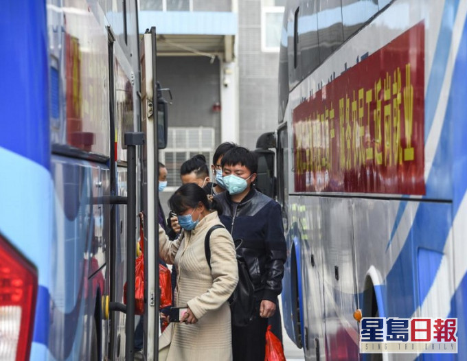 湖北工人早前安排点对点服务,分别返回深圳、上海等地复工。
