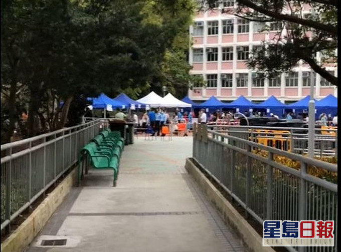 政府在興華二邨增設流動採樣站。民建聯社區幹事陳凱榮FB影片截圖