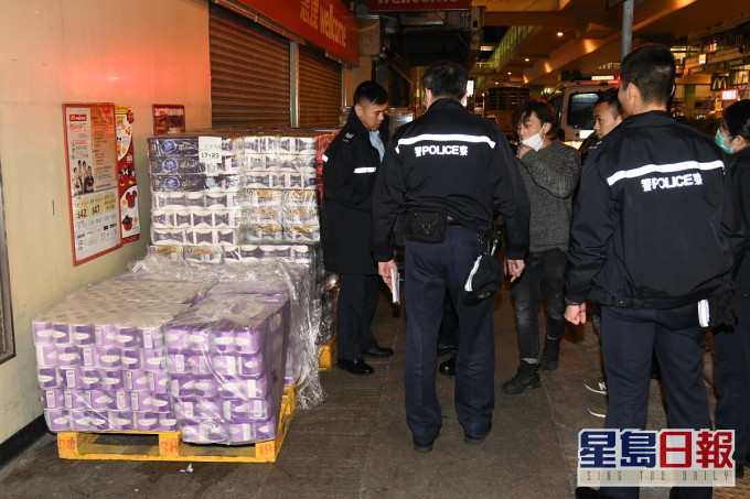 當日放在超市外的廁紙被搶劫。資料圖片