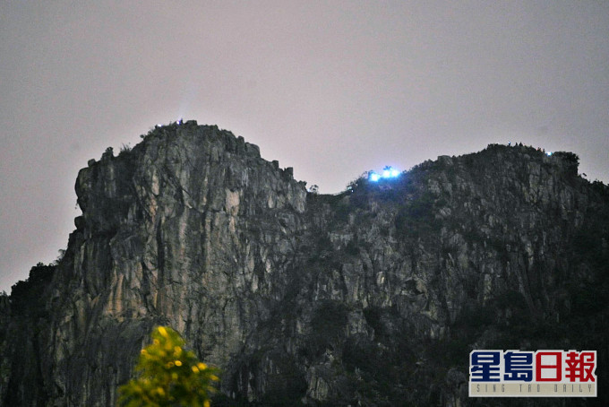 獅子山頂過百人亮燈叫示威口號。