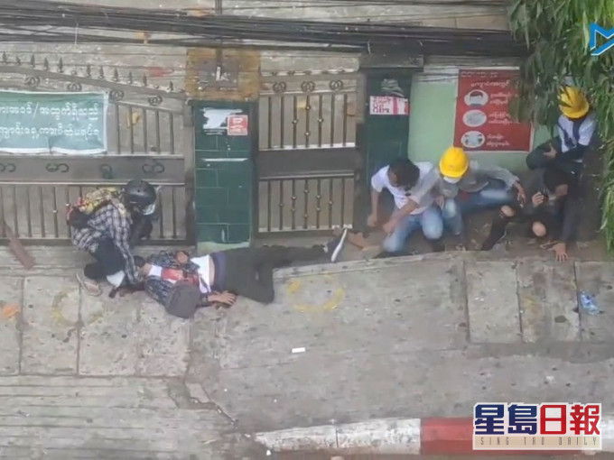 相片中见有示威者受伤躺在地上。AP