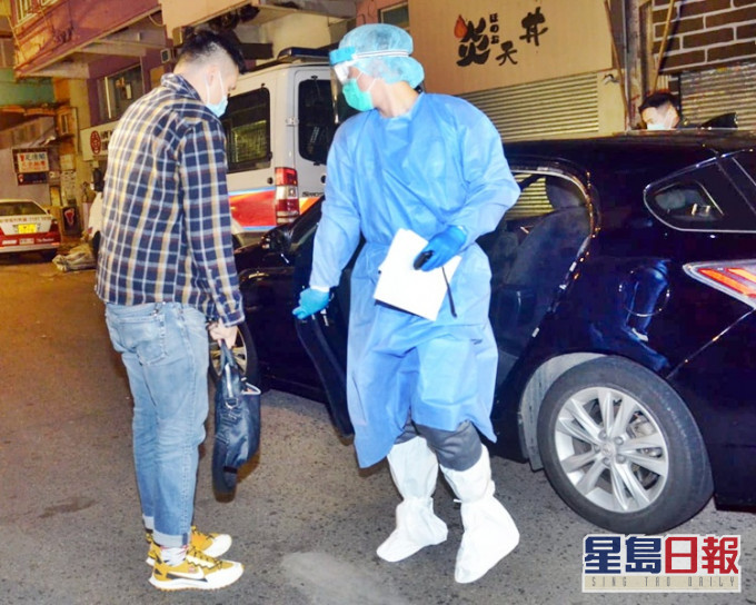 由于涉及家居检疫,警员登楼调查时都穿上保护衣。