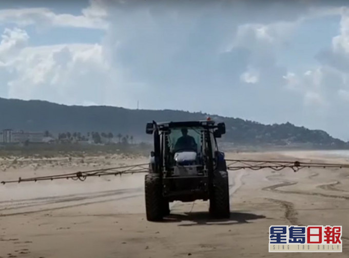 西班牙有地方官员用稀释漂白水消毒沙滩。影片截图
