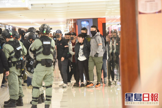 当日示威者与警察在德福广场爆冲突。资料图片