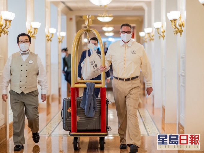 莫偉庭化身為酒店行李款待專員。迪士尼提供