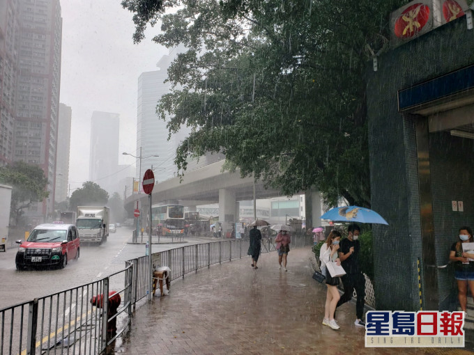 天文台提示,短期內香港廣泛地區可能受大雨影響,市民應提高警覺。