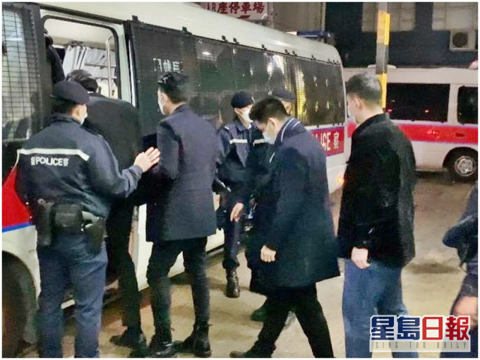 警方採取行動。
