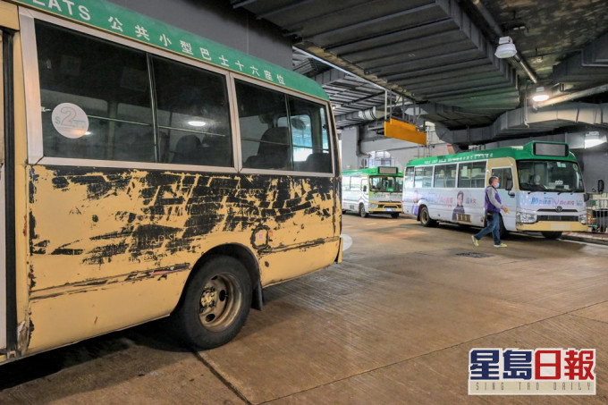 政府擬修例,容許小巴採取不同逃生出口代替緊急門。 資料圖片