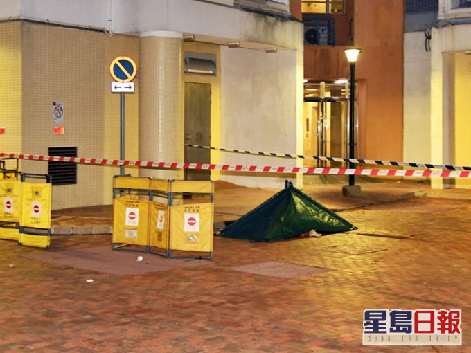 人员将死者遗体以帐篷遮盖暂时存放。