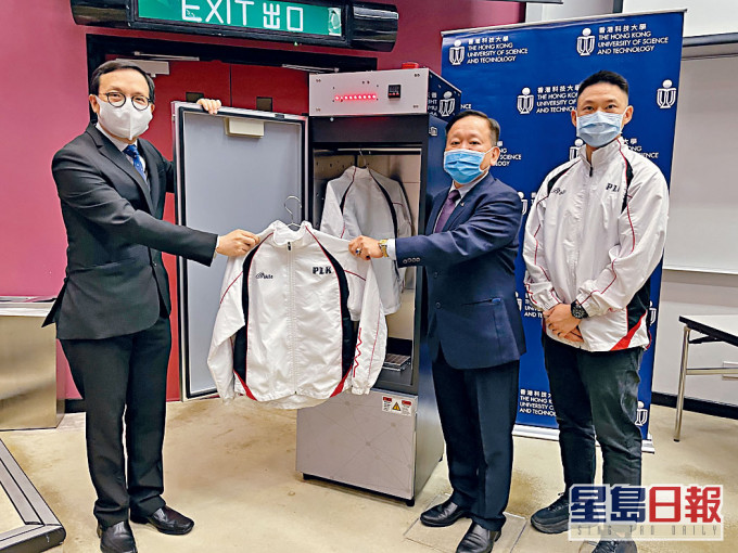 李世瑋(中)稱,用家只需簡單地把衣服放入櫃中,可在一分鐘內殺滅衣物上百分之九十九點九九的細菌及病毒。