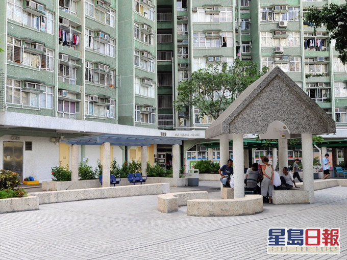 小西灣邨早前曾有多個單位的門牌旁,被人留下剔號、交叉及三角形等奇怪記號。資料圖片