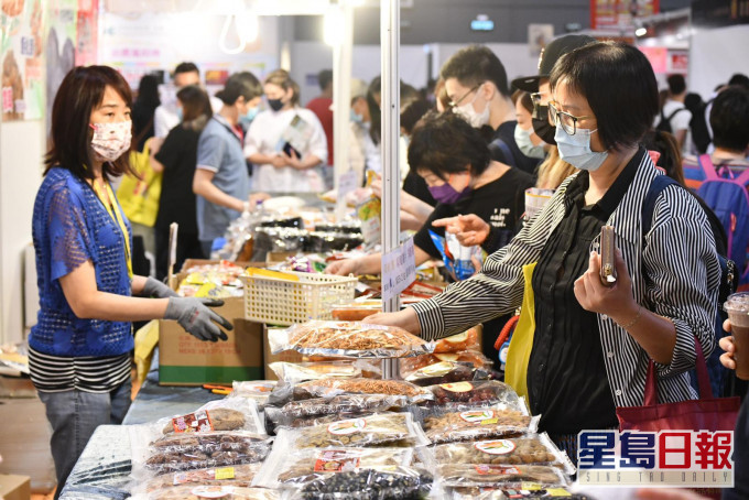 春季美食節今日閉幕,市民到場買平貨。