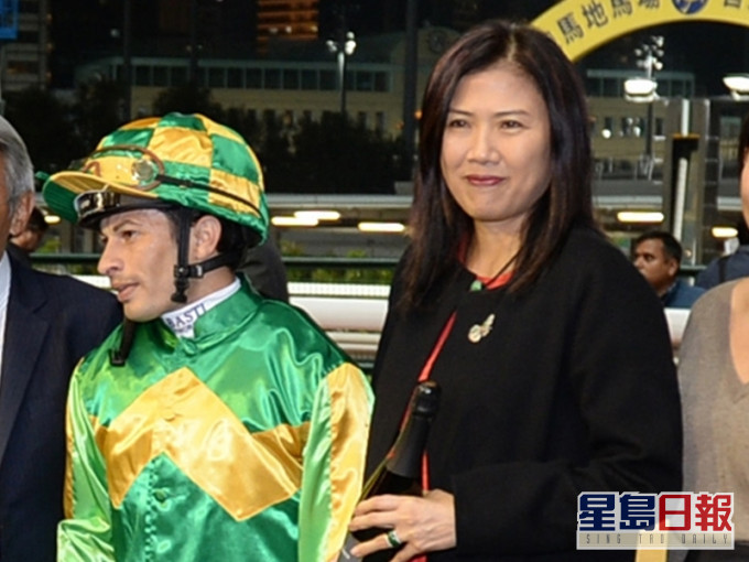 周巧兒(右)是多家公司董事,同是擁有馬匹「富萬家」。資料圖片