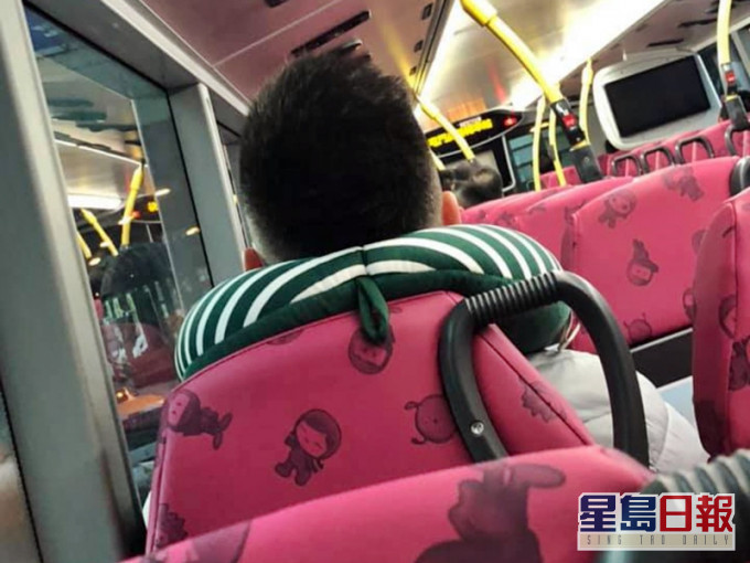 有人近日被拍到,帶同頸枕搭行駛屯門公路的巴士。「屯門公路塞車關注組」FB圖片