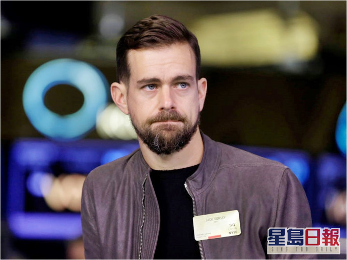 社交媒體Twitter創辦人兼行政總裁多爾西(Jack Dorsey)拍賣自己的首條推特貼文。AP資料圖片