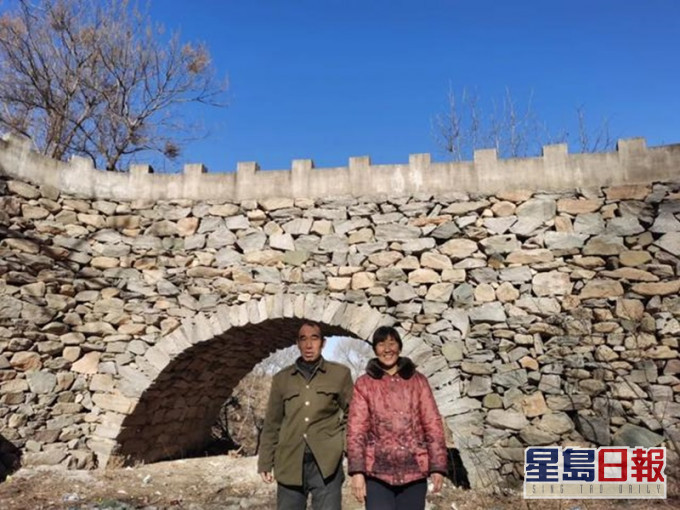 趙振書與妻子站在石橋下留影。網圖