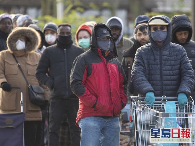 官员公开呼吁民众停止抢购行为。AP