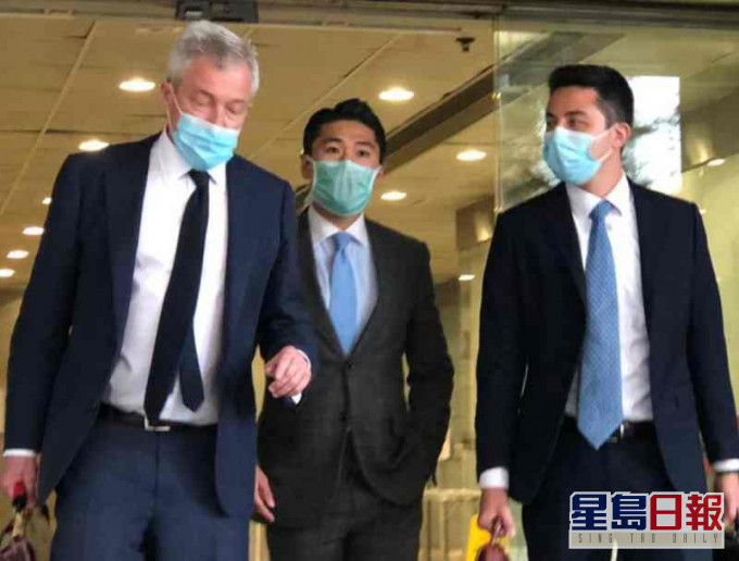 被告蔣霆(中間)