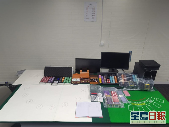 行動中檢獲約86萬元籌碼、兩張賭枱、一批賭具及兩組電腦。圖:警方提供