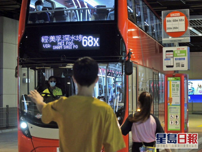 九巴指,為避免不必要的誤會,車長必要時可詢問站在落車門附近的乘客是否需要落車。資料圖片