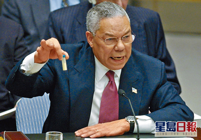鮑威爾二〇〇三年在聯合國會議上出示裝有粉末的試管,稱是伊拉克研製化武的證據。