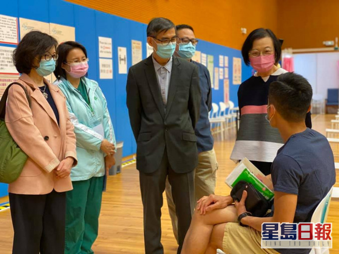 陳肇始到訪多個社區疫苗接種中心。陳肇始FB圖片