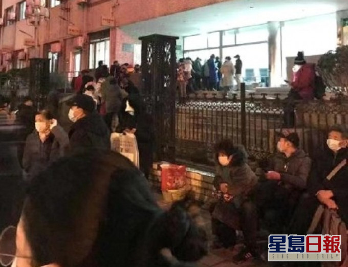 武汉市民排队就诊画面。网上图片