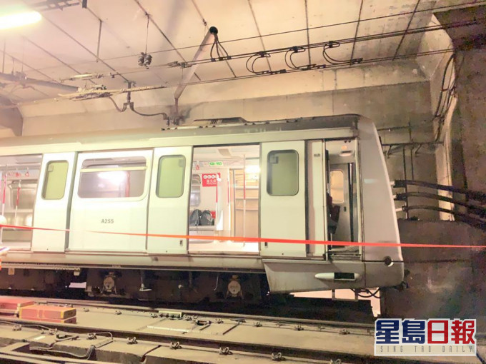 去年一列荃灣綫列車撞到軌道盡頭的石屎躉。 資料圖片