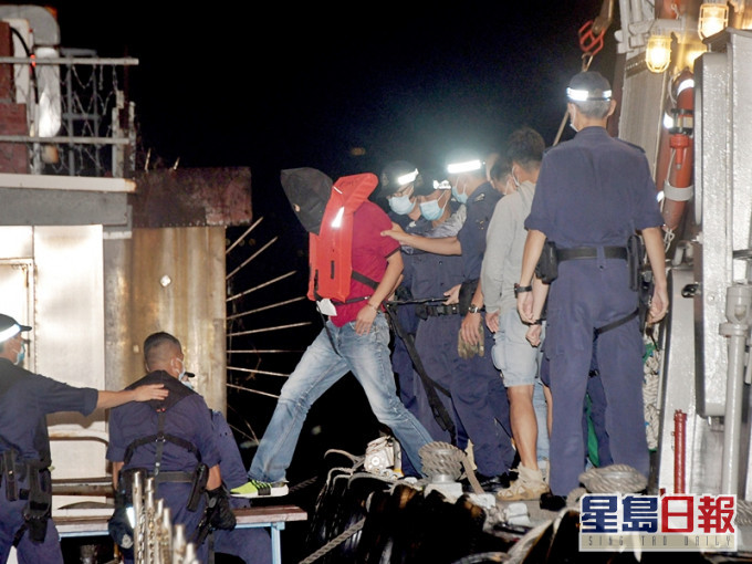 警方昨日在南丫島榕樹灣一間士多外,拘捕31歲姓蔡的混血男疑犯。資料圖片