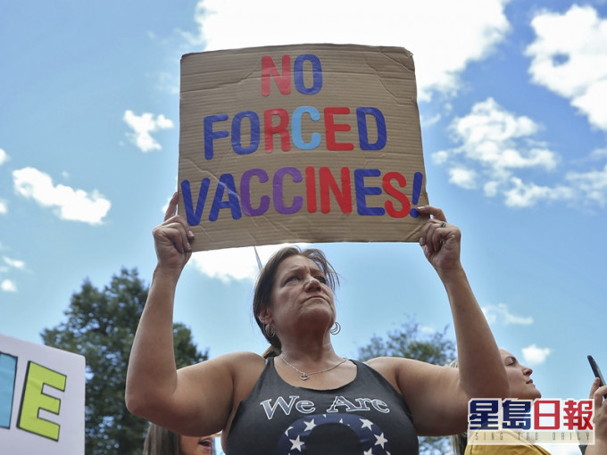 有示威者穿上印有Q字母的T恤支持極右翼陰謀論運動QAnon。AP