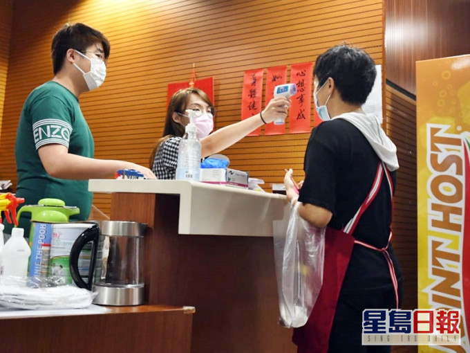 由於疫情嚴重,食肆全日禁止堂食,市民只能買外賣。