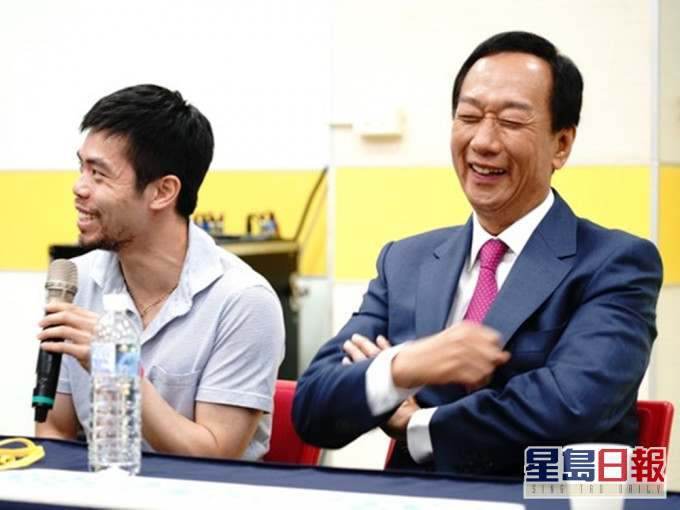 郭台銘(右)建議台灣的政府將運動員奪標獎金大幅加碼。網圖