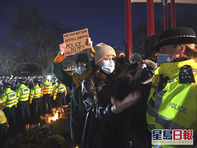 警方人员驱散示威者并触发冲突。AP