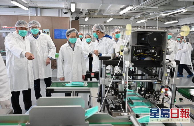 林郑月娥探访罗湖惩教所的口罩工场。facebook