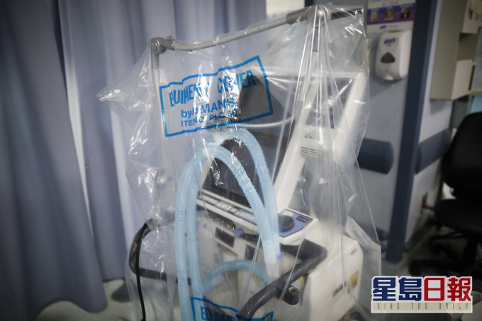 新冠肺炎疫情肆虐全球，救治重症者用的呼吸机需求大增。AP图