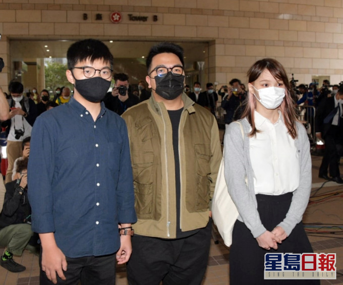 由左至右:黃之鋒、林朗彥及周庭,上庭前見傳媒。