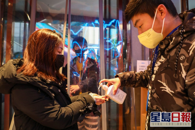酒精用作比如手部消毒和物體表面的清潔消毒。AP圖片