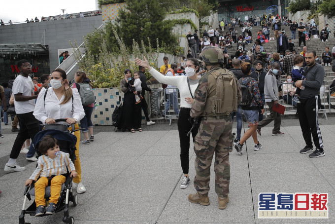 武装警察封锁现场以及疏散商场内所有人。 AP