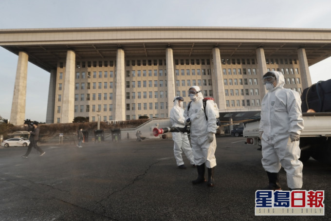 韓國昨天關閉國會主樓和議員會館,實施全面消毒防疫作業。AP